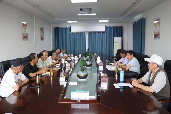 东联镇召开老干部座谈会.jpg
