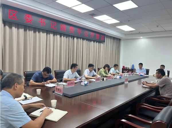 姚书记在信访局公开接访.png