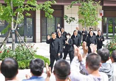 习近平在河北雄安新区考察2.jpg