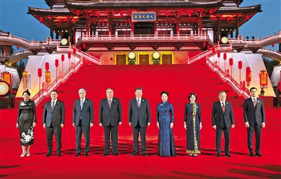 习近平和彭丽媛为出席中国&mdash;中亚峰会的中亚国家元首夫妇举行欢迎仪式2.jpg