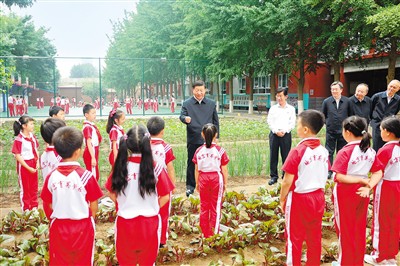 习近平在北京育英学校考察1.jpg