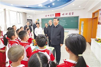 习近平在北京育英学校考察2.jpg