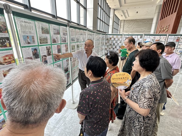 荷花塘社区开展集邮展2.jpg