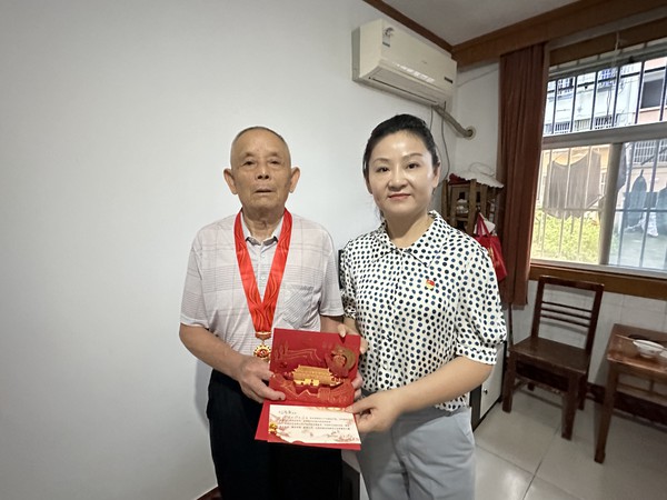 荷花塘社区党委为老党员颁发“光荣在党50年”纪念章.jpg