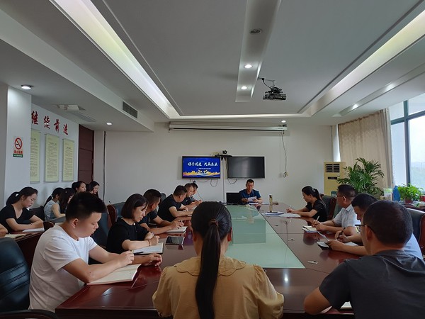 区商务局党支部召开专题党课.jpg