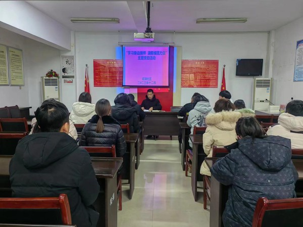 观湖社区开展“学习身边榜样 汲取模范力量”主题党日活动.jpg