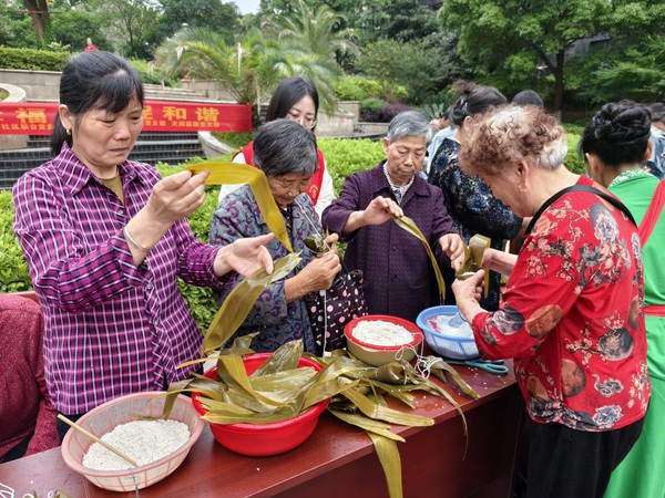 万鸡山社区老年学校开展“粽叶飘香迎端午，幸福邻里促和谐”活动1.jpg