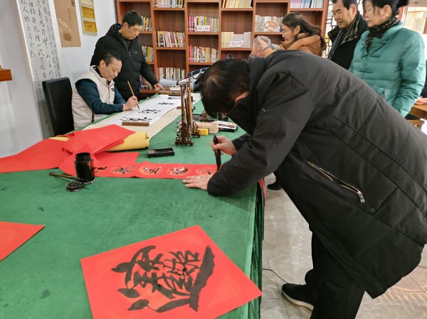 惠泉社区开展“翰墨飘香迎新春 书写春联送祝福”活动2.png