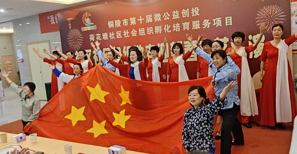 合唱团表演《绣红旗》.jpg