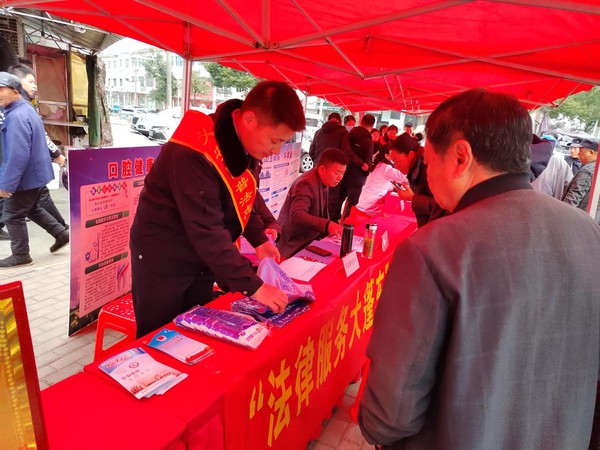 法律大篷车开进招聘会.jpg