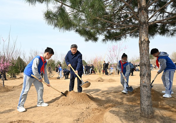习近平在参加首都义务植树活动时强调1.jpg