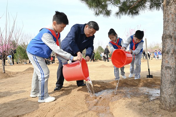 习近平在参加首都义务植树活动时强调2.jpg