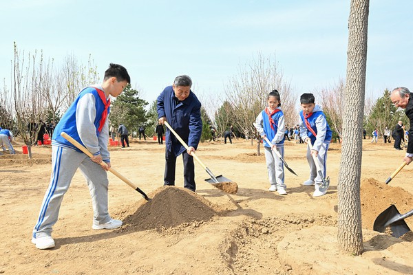习近平在参加首都义务植树活动时强调3.jpg