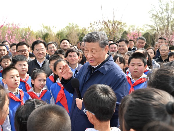 习近平在参加首都义务植树活动时强调5.jpg