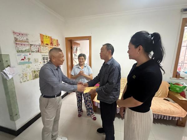 荷花塘社区开展七一慰问活动(1).jpg