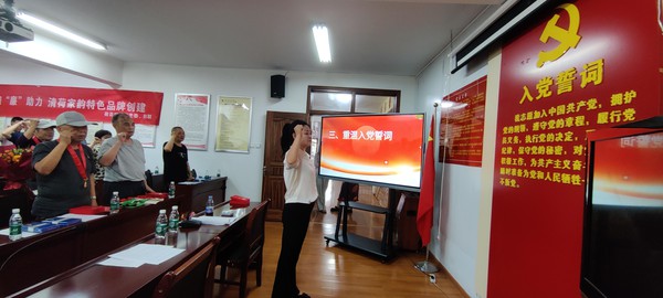 荷花塘社区发放入党50周年纪念章1.jpg