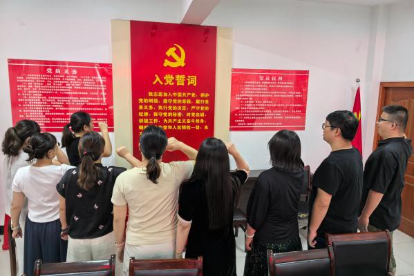 万鸡山社区开展七月党日活动2(1).jpg