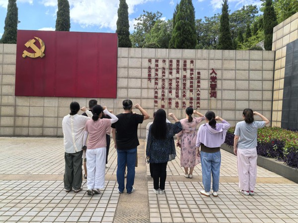 万鸡山社区党日活动2.jpg