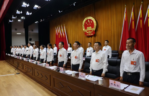 区十八届人大开幕2.png
