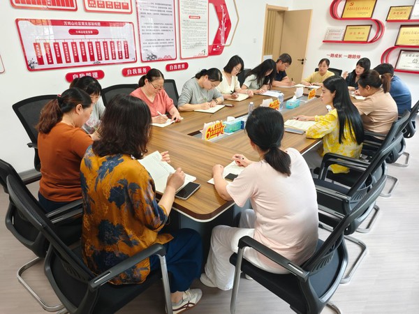 万鸡山社区开展六月份党日活动.jpg