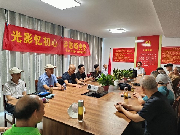 惠泉社区开展&ldquo;光影忆初心 诗歌颂党恩&rdquo;党日活动.jpg